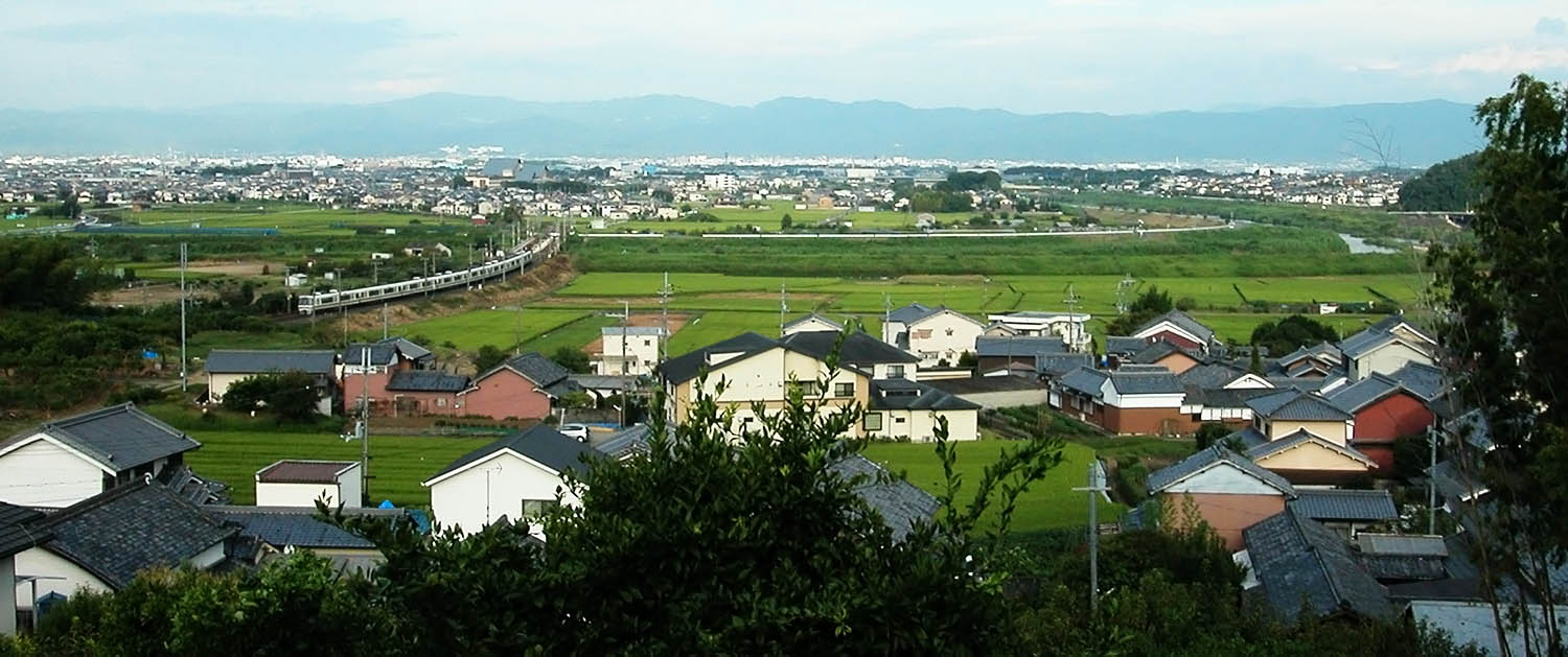 メーン画像、王寺町の高台から大和川堤防とJR関西本線を眺める